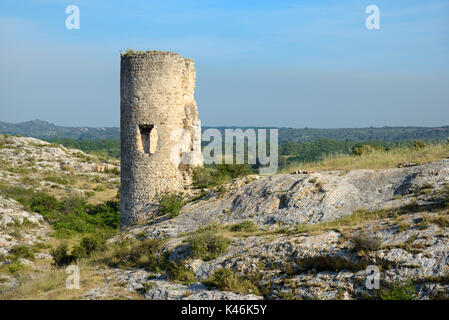 Tour Médiévale de castillon (c13th) dans le village en ruines saint-martin-de-Castillon, paradou près de les Baux-de-provence dans les alpilles provence france Banque D'Images