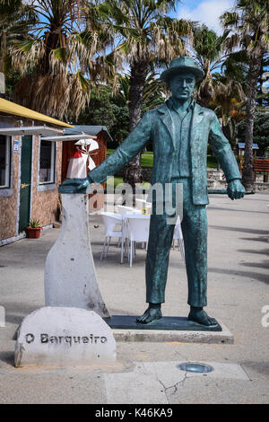 Statue du batelier (Barqueiro) sur le front de mer de Vila Baleira, l'île de Porto Santo, Portugal. L'île de Porto Santo est à 43 km au nord de Madère Banque D'Images