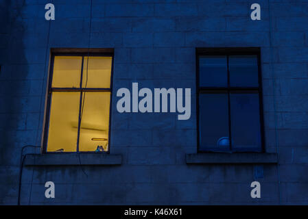 Deux fenêtres, dont l'un est éclairé, sur la façade d'un immeuble en Ecosse Banque D'Images