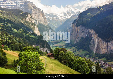 Vue imprenable sur la vallée de Lauterbrunnen, rural d'oiseau de Murren, Grindelwald, Oberland Bernois, Suisse, Europe. Banque D'Images