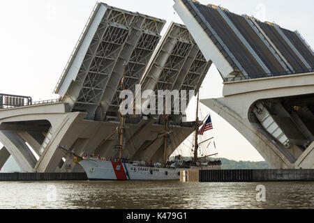 La United States Coast Guard Cutter Eagle passe sous un pont de Woodrow Wilson en route vers Alexandria, Virginia Banque D'Images