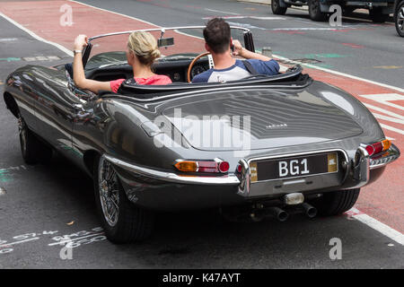 Jeune couple en voiture Jaguar Type E, Sydney, NSW, New South Wales, Australie Banque D'Images