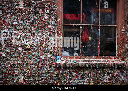 SEATTLE, WA, USA - Juin 2016 - Gum Alley sous le Marché aux poissons Brochet Banque D'Images