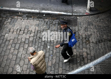 SEATTLE, WA, USA - Juin 2016 - facteur non identifié de parler à un autre homme non identifié près de la gencive aley sur le marché Pike à Seattle. Banque D'Images