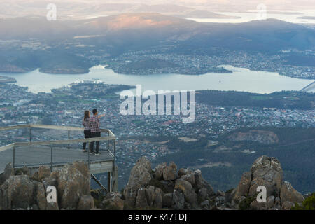 Le Mont Wellington, Hobart, Australie : un couple appréciant la vue sur Hobart Banque D'Images