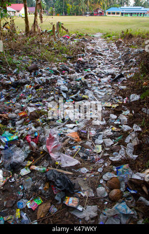 Déchets en plastique et autres déchets partiellement brûlé sur la masse à l'île de Derawan Banque D'Images