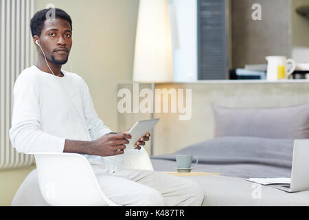 Au travail indépendant afro Banque D'Images