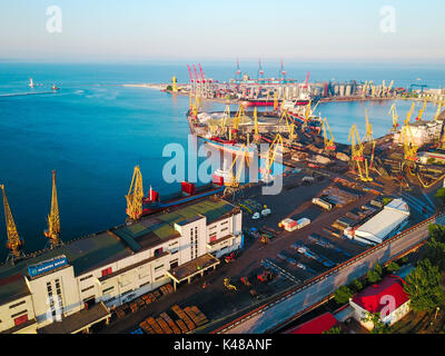 Ville port sur le lever du soleil. Vue aérienne en milieu urbain. Port Maritime d'Odessa est l'un des plus grands ports du bassin de la mer Noire, avec un trafic annuel total capa Banque D'Images