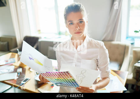 Fashion Designer enveloppé dans le travail Banque D'Images