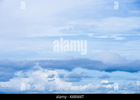 Nuages différents sur un jour lumineux Banque D'Images