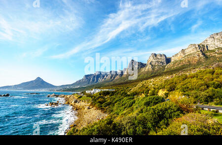 Les douze apôtres qui sont le bord de l'océan, de la montagne de la table. La plage de Camps Bay et communautaires lions head mountain dans le lointain Banque D'Images