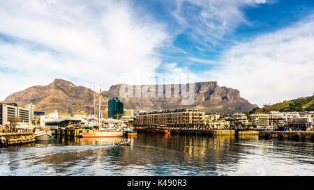 Table Mountain vue depuis le front de mer de Victoria et Albert, au Cap, en Afrique du Sud Banque D'Images