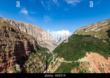 Sur la pente de la route des montagnes Banque D'Images