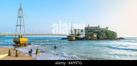 Vue panoramique sur parey dewa temple et sa passerelle moderne, situé sur la côte sud du Sri Lanka à Matara Banque D'Images