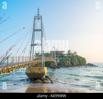 La magnifique passerelle métallique conduit à petit parey dewa temple situé sur l'île Pigeon à Matara, au Sri Lanka Banque D'Images