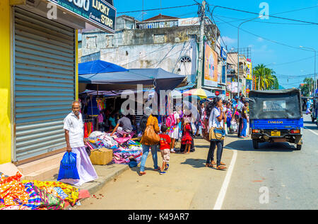 Wellawaya, Sri Lanka - 2 décembre 2016 : le marché de rue asiatique typique offre la variété de produits destinés à la vente, le 2 décembre en wellawaya Banque D'Images