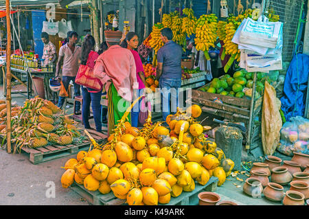 Wellawaya, Sri Lanka - 2 décembre 2016 : le tas de coco jaune à vendre en face de étal de fruits, le 2 décembre en wellawaya Banque D'Images