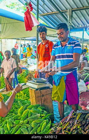 Wellawaya, Sri Lanka - 2 décembre 2016 : les jeunes vendeurs offrent légumes exotiques en wellawaya, marché le 2 décembre en wellawaya Banque D'Images