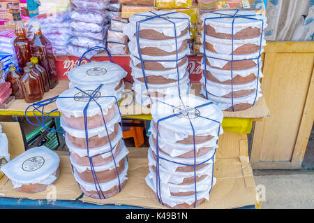 Wellawaya, Sri Lanka - 2 décembre 2016 : la vue sur des piles de conteneurs de caillé - Sri Lanka populaires produit de lait fermenté, le 2 décembre dans wellaw Banque D'Images