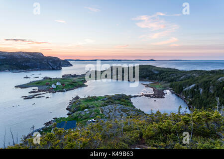 Donnant sur le port de l'évêque et l'océan Atlantique près de la ville de sauver au coucher du soleil à Terre-Neuve et Labrador, Canada. Banque D'Images