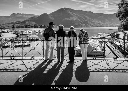 Annecy, France - 25 mai 2016 : les gens sur le pont de l'amour à Annecy, France. Annecy est une commune française, située dans le département de la Haute Savoie Rhone-Alpes r Banque D'Images