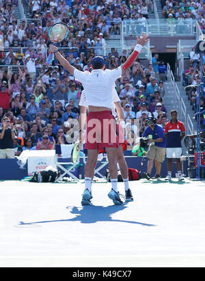 New York, États-Unis. 08Th Sep 2017. Bob & Mike Bryan USA de célébrer la victoire contre Oliver Marach d'Autriche & Mata Pavic de Croatie à US Open Championships à Billie Jean King National Tennis Center Crédit : Lev Radin/Pacific Press/Alamy Live News Banque D'Images