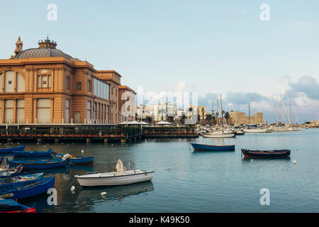 Bateaux de pêche au Port, Bari, Pouilles, Italie Banque D'Images