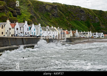 S Cotttages avec les pêcheurs au bord de l'eau, Village de pêcheurs Pennan, Aberdeenshire, Ecosse, Grande-Bretagne Banque D'Images