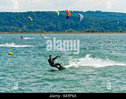 Kitesurfer Sur Le Lac de Bienne, La Neuville, Suisse Banque D'Images