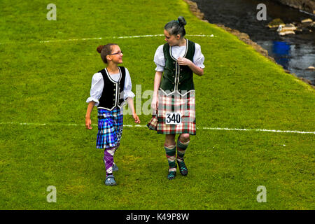 Deux jeunes filles en costume national sur le chemin de la compétition de danse folklorique, Ceres les Jeux des Highlands, Ecosse, Royaume-Uni Banque D'Images