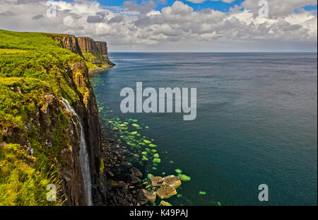 Kilt Rock Mealt Falls falaises basaltiques avec près de Oban, Ile de Skye, Ecosse, Grande-Bretagne Banque D'Images