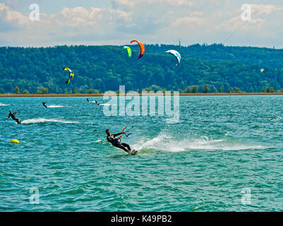 Kitesurfer Sur Le Lac de Bienne, La Neuville, Suisse Banque D'Images