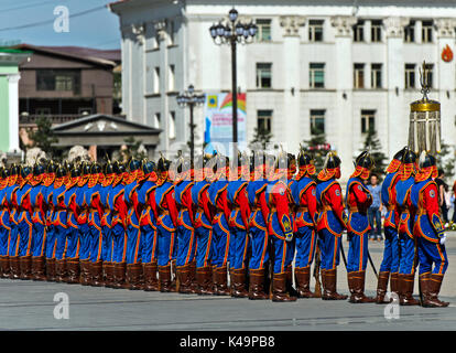 Garde d'honneur des Forces armées mongoles en uniforme traditionnel sur la place Sukhbaatar, Ulaanbaatar, Mongolie Banque D'Images