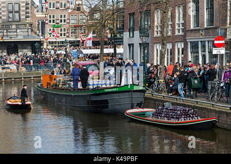 Des foules de touristes durant le Marché aux fromages d'Alkmaar, Pays-Bas Banque D'Images