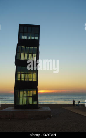 L'estel ferit (les blessés shooting star) sur la plage de Barceloneta au lever du soleil Banque D'Images