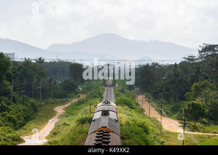 Le train classique en ligne droite de la campagne forêt à traverser la ville par pont ferroviaire à Songkhla, en Thaïlande. Banque D'Images