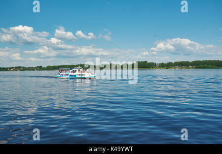 Bateau de plaisance sur la Volga , ville de Yaroslavl.Anneau d'Or Banque D'Images