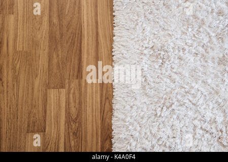 Close-up sur tapis blanc luxe parquet stratifié dans le séjour, décoration d'intérieur Banque D'Images