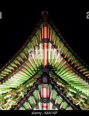 Deatails de toit incurvé de porte Gwanghwamun, l'entrée principale de Gyeongbokgung Palace à Séoul, Corée du Sud Banque D'Images