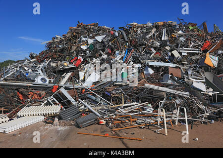 Dépôt de déchets de ferraille sur un parc à ferrailles, entreprise de recyclage, Altmetallhalde Recyclingbetrieb, auf einem Schrottplatz Banque D'Images