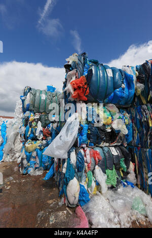 De balles avec les feuilles plastiques pour le recyclage de plastique dans une entreprise de recyclage, Ballen Kunststoffrecycling Plastikfolien fuer das mit einem dans Recyclingbet Banque D'Images