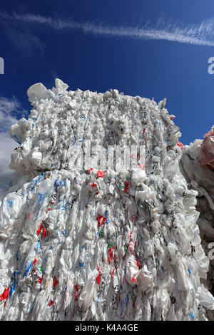 De balles avec les feuilles plastiques pour le recyclage de plastique dans une entreprise de recyclage, Ballen Kunststoffrecycling Plastikfolien fuer das mit einem dans Recyclingbet Banque D'Images