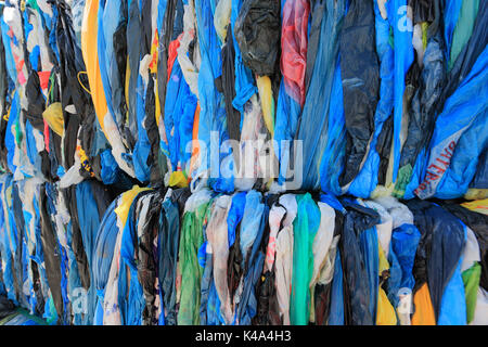 De balles avec les feuilles plastiques pour le recyclage de plastique dans une entreprise de recyclage, Ballen Kunststoffrecycling Plastikfolien fuer das mit einem dans Recyclingbet Banque D'Images