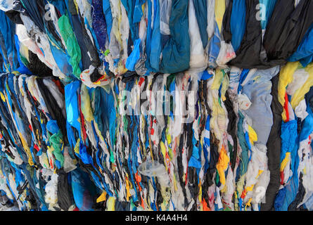 De balles avec les feuilles plastiques pour le recyclage de plastique dans une entreprise de recyclage, Ballen Kunststoffrecycling Plastikfolien fuer das mit einem dans Recyclingbet Banque D'Images