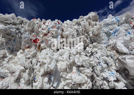 De balles avec les feuilles plastiques pour le recyclage de plastique dans une entreprise de recyclage, Ballen Kunststoffrecycling Plastikfolien fuer das mit einem dans Recyclingbet Banque D'Images