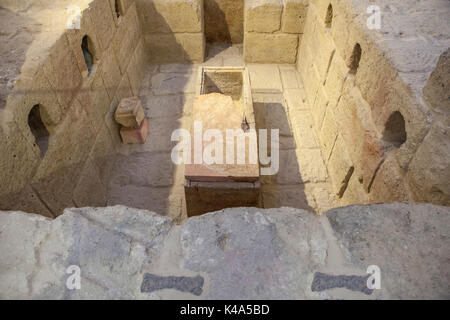 Antequera, Espagne - Juillet 14th, 2017 : monumental romaine Acilia Plecusa columbarium. Des pierres liées à l'aronde ou barres de métal Banque D'Images