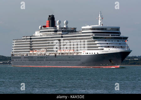 L'eau du sud de l'Angleterre Southampton UK. Août 2017. Bateau de croisière Queen Elizabeth en cours ayant quitté le port de Southampton Banque D'Images