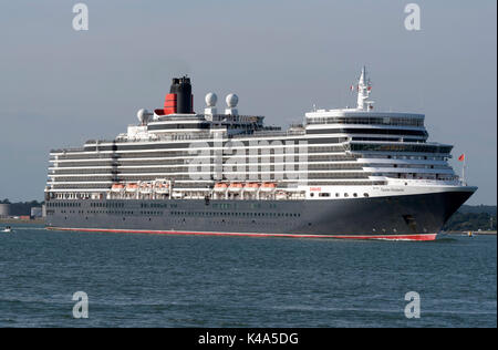 L'eau du sud de l'Angleterre Southampton UK. Août 2017. Bateau de croisière Queen Elizabeth en cours ayant quitté le port de Southampton Banque D'Images