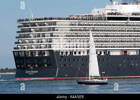 L'eau du sud de l'Angleterre Southampton UK. Août 2017. Bateau de croisière Queen Elizabeth en cours ayant quitté le port de Southampton Banque D'Images