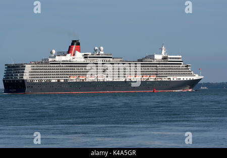 L'eau du sud de l'Angleterre Southampton UK. Août 2017. Bateau de croisière Queen Elizabeth en cours ayant quitté le port de Southampton Banque D'Images